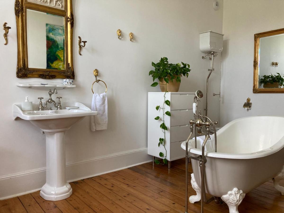 Chateau Isigny, Petit Et Secret Des Chateaux De Charme Bed & Breakfast