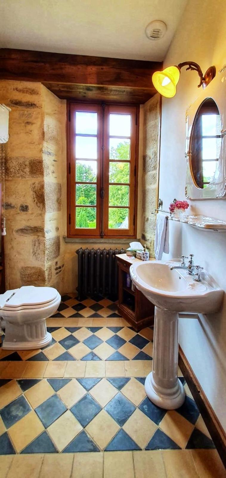 Chateau Isigny, Petit Et Secret Des Chateaux De Charme Bed & Breakfast Isigny-le-Buat