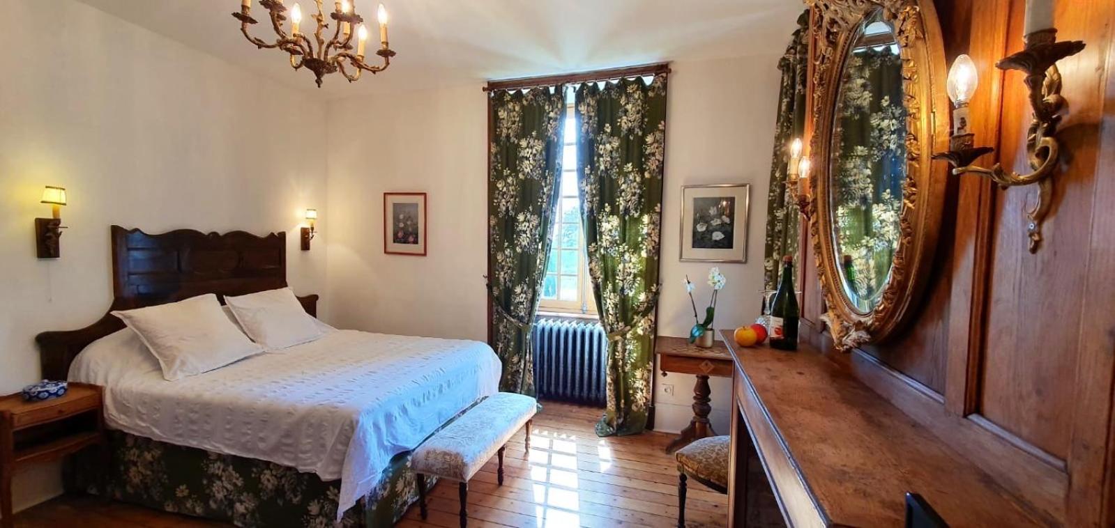 Chateau Isigny, Petit Et Secret Des Chateaux De Charme Bed & Breakfast 4*