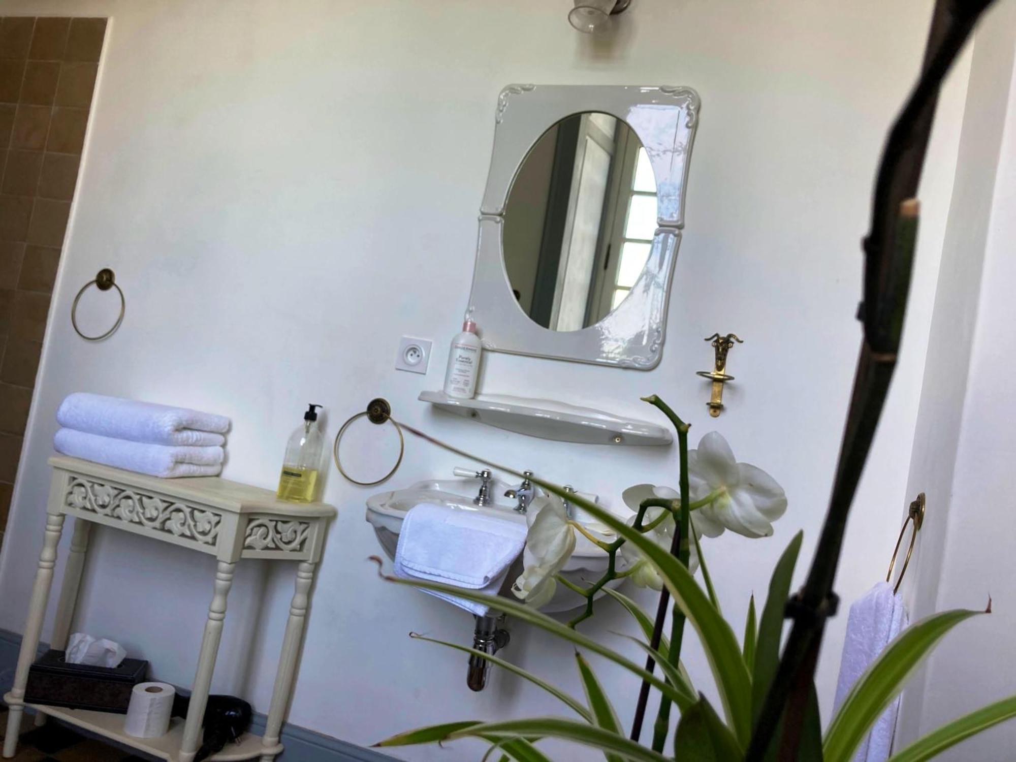 Chateau Isigny, Petit Et Secret Des Chateaux De Charme Bed & Breakfast Isigny-le-Buat